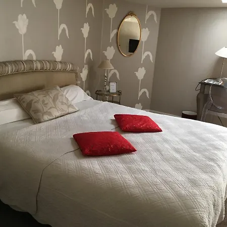 Logis Les Pigeons Blancs Hotel 3*