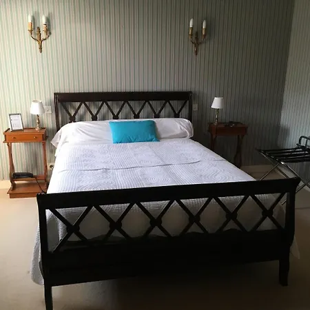 Logis Les Pigeons Blancs Hotel
