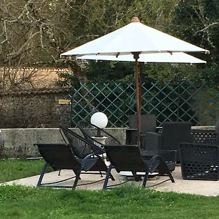 Logis Les Pigeons Blancs Hotel