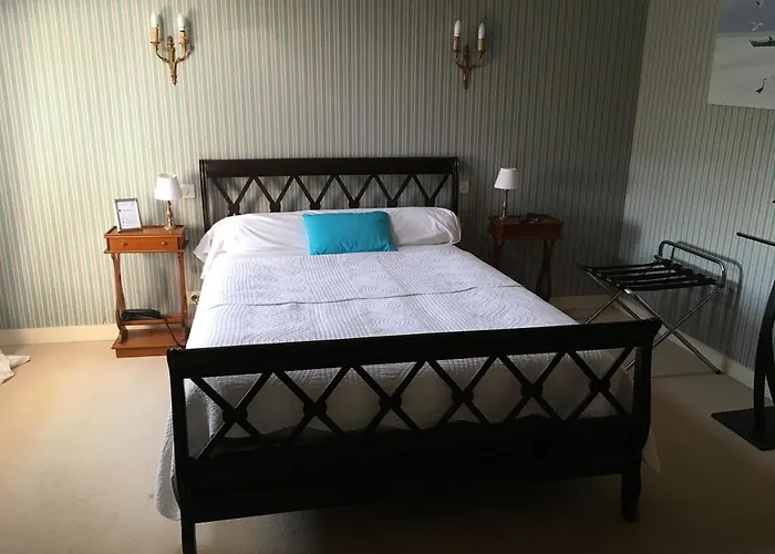 Logis Les Pigeons Blancs Hotel