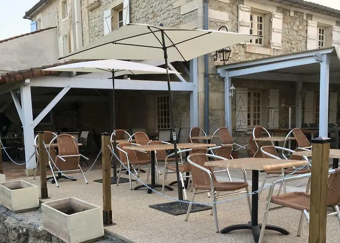 Hotel Logis Les Pigeons Blancs 3*