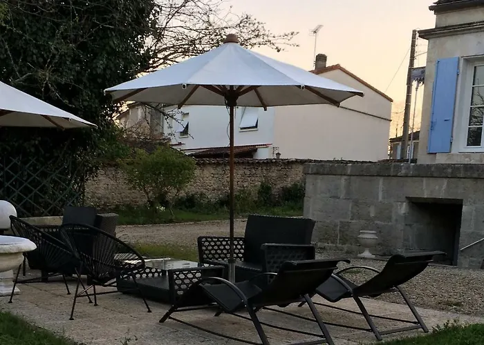 Hotel Logis Les Pigeons Blancs Cognac